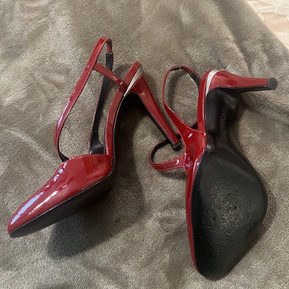 Red, patent leather slingbacks - Picture 2 of 3